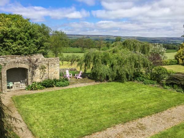 Flanders Hall West Burton Bagian luar foto